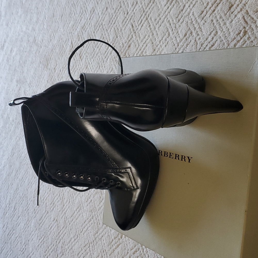 Burberry lace up ankle boots - Picture 6 of 7